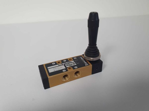 DIRECTIONAL VALVE WITH LEVER VALVE